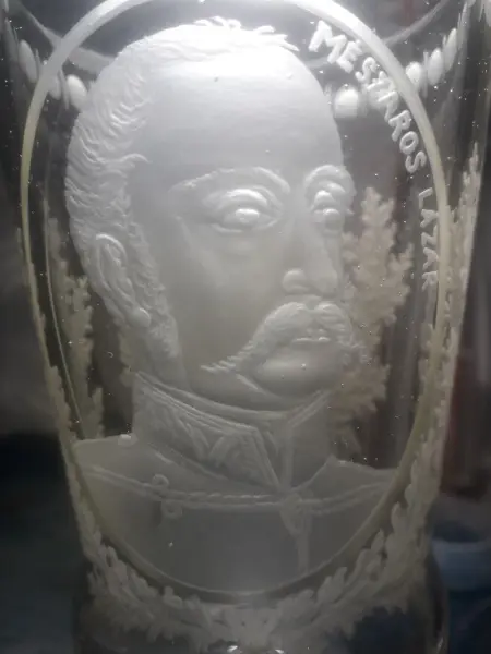gravirozott váza