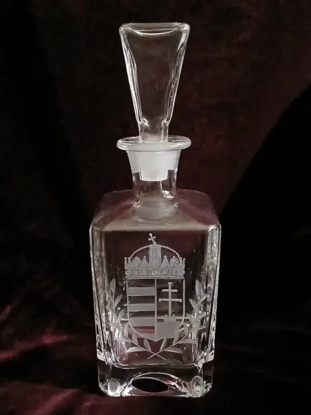 gravírozott whiskys palack